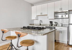 Trendy Lakeview 2BR w/ Patio, W/D, walk to Wrigley Field, by Blueground