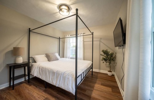 Streamwood House | 120 m² House ∙ 3 bedrooms ∙ 6 guests