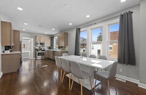 Morton Grove House | 158 m² House ∙ 3 bedrooms ∙ 11 guests