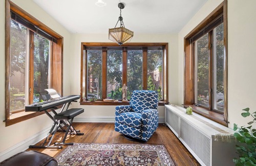 Rogers Park Condo | 1910 Charming Historic Flat - Walk to Beach & Loyola!