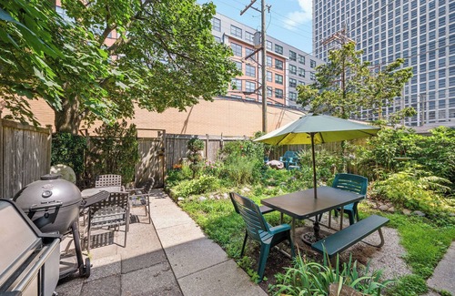 Rogers Park Condo | 1910 Charming Historic Flat - Walk to Beach & Loyola!