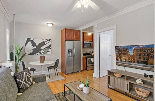Ravenswood Apartment | 1BR Calm & Cozy Apt in Lincoln Square