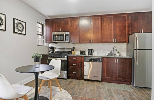 Ravenswood Apartment | 1BR Delightful Apt in Ravenswood | Shops & Dining
