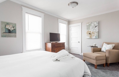 Libertyville House | 2 Bdr House ★ Perfect for Navy Graduations