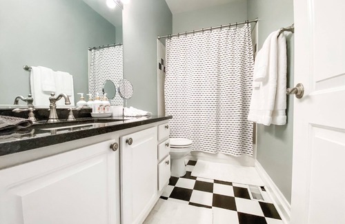 River West House | 2-beautiful adjacent luxury homes near downtown. Room for 20 adults.