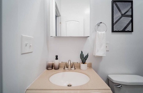 Wrigleyville Apartment | 2-Bedroom Apartment in Lively Neighborhood