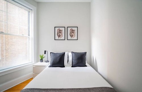 Wrigleyville Apartment | 2-Bedroom Apartment in Lively Neighborhood