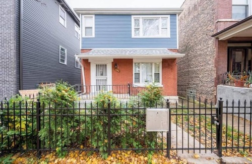 Chicago Apartment | 2-bedroom apartment in Humboldt Park, Chicago with gated Parking