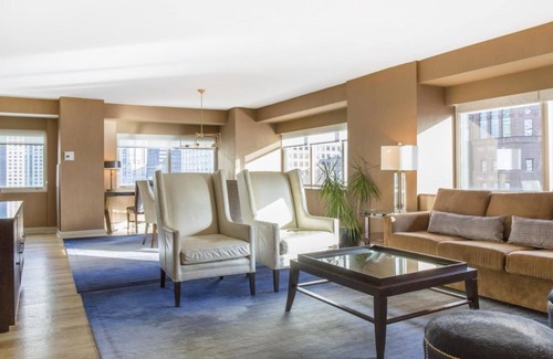 Streeterville House | 2 Connecting Suites at a 4.5⭐️ Hotel