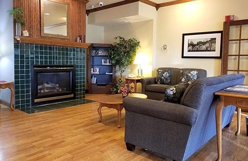 Galesburg Hotel | 2-Star Hotel ∙ AmericInn by Wyndham, Galesburg, IL