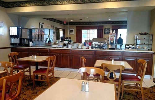 Galesburg Hotel | 2-Star Hotel ∙ AmericInn by Wyndham, Galesburg, IL