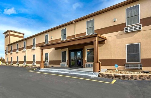 Mitchell Hotel | 2-Star Hotel ∙ Econo Lodge Inn & Suites Granite City