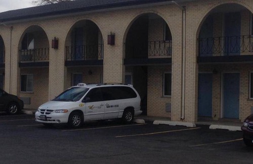 Naperville Hotel | 200 m² Motel ∙ 4 guests