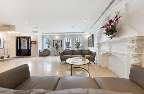 Near West Side Hotel | 250 m² Hotel ∙ 127 guests