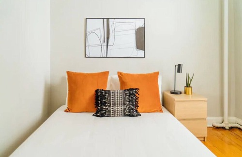 Wrigleyville Apartment | 2BR Apartment near Diner, Shops & Wrigley Field