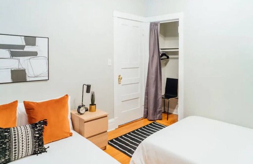 Wrigleyville Apartment | 2BR Apartment near Diner, Shops & Wrigley Field