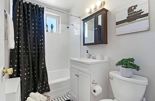 West Ridge Apartment | 2BR Modern & Comfy Apt in Rogers Park near Dining!