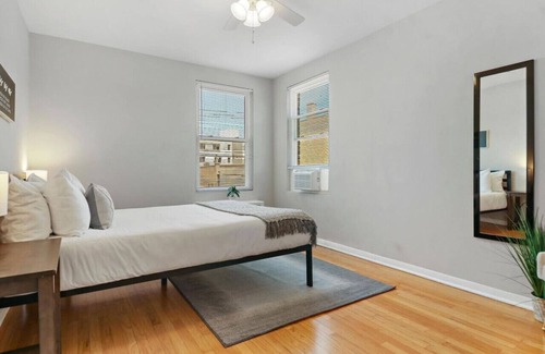 West Ridge Apartment | 2BR Modern & Comfy Apt in Rogers Park near Dining!