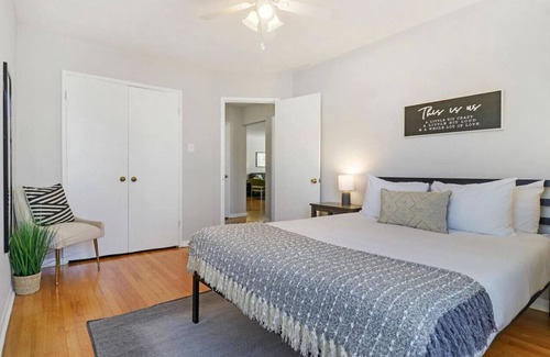West Ridge Apartment | 2BR Modern & Comfy Apt in Rogers Park near Dining!