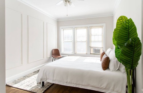 Ravenswood Apartment | 2BR Radiant Urban Apt
