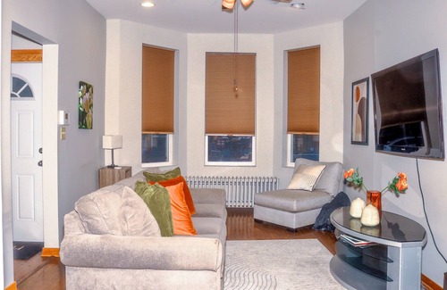 East Garfield Park Apartment | 3-bedroom apartment in Chicago Medical District, 5 mins from United Center