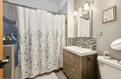 East Garfield Park Apartment | 3-bedroom apartment in Chicago Medical District, 5 mins from United Center