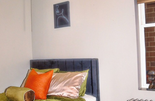 East Garfield Park Apartment | 3-bedroom apartment in Chicago Medical District, 5 mins from United Center