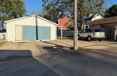 Waukegan Apartment | 3-BR Semi-Basement Apart. in delightful Waukegan.