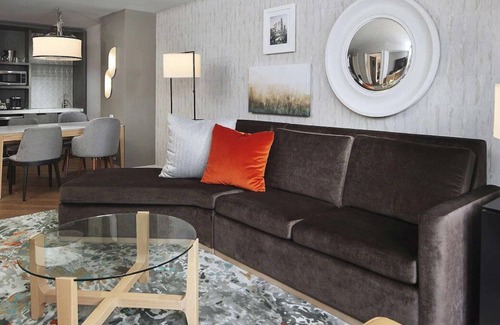 Streeterville House | 3 Classy Units! Outdoor Pool, Parking, Close to Art Institute of Chicago