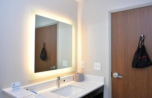 Bensenville Hotel | 3-Star Hotel ∙ Holiday Inn Express & Suites - Bensenville - O'Hare, an IHG Hotel
