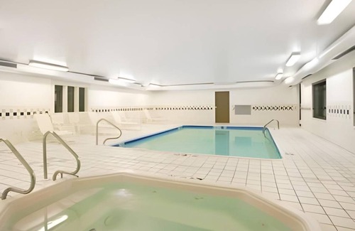 Vernon Hills Hotel | 319 m² Hotel ∙ 127 guests