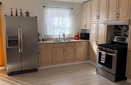 Waukegan Apartment | 3BR Apartment, Split level house, in Waukegan, 7min. to The Naval Base with WiFi