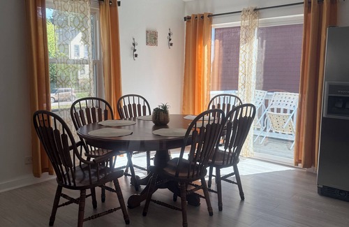 Waukegan Apartment | 3BR Apartment, Split level house, in Waukegan, 7min. to The Naval Base with WiFi