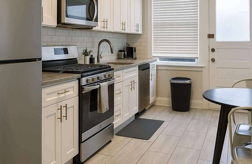 Hyde Park Apartment | 3BR | Complete & Well-Located