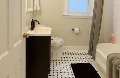 Rogers Park Apartment | 3BR Spacious Apartment in Chicago