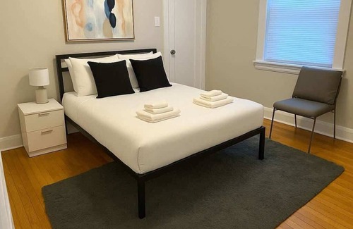 Rogers Park Apartment | 3BR Spacious Apartment in Chicago