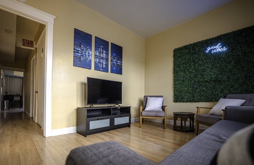 Pulaski Park Apartment | 4 BDRM Stay in the heart of Wicker Park