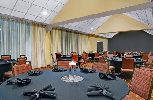 Elmhurst Hotel | 49 m² Hotel ∙ 10 guests