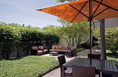 Elmhurst Hotel | 49 m² Hotel ∙ 10 guests