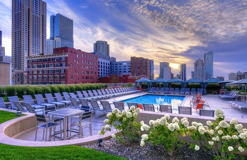 Downtown Chicago Hotel | 50th Floor Mag Mile Studio VIEW, Pool, Gym, Balcony