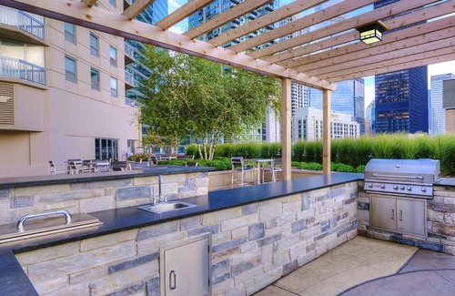 Downtown Chicago Hotel | 50th Floor Mag Mile Studio VIEW, Pool, Gym, Balcony
