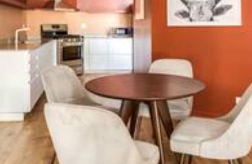 River North House | 858 - 2N BEAUTIFULLY remodeled flat downtown - New Furniture!