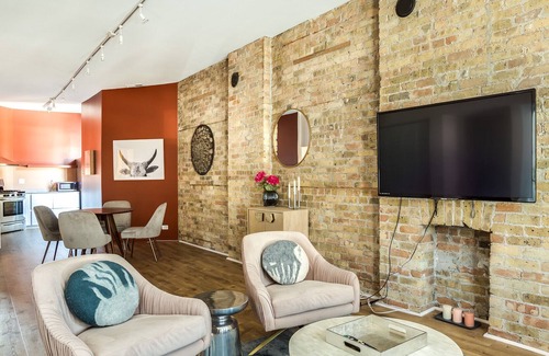 River North Condo | 858 2N - BEAUTIFULLY remodeled flat downtown