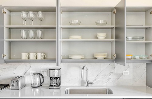 River West Apartment | Airy River West Studio w/Gym & BBQ, steps to Blue Line, by Blueground
