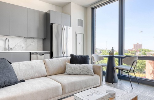 River West Apartment | Airy River West Studio w/Gym & BBQ, steps to Blue Line, by Blueground