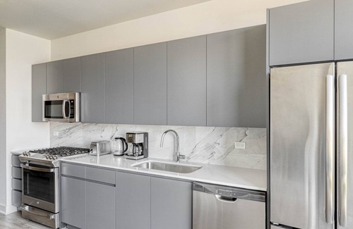 River West Apartment | Airy River West Studio w/Gym & BBQ, steps to Blue Line, by Blueground