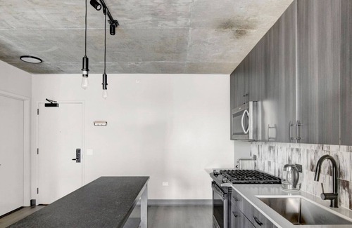 Near West Side Apartment | Airy West Loop 1BR w/ Gym, Pool & Lounge, 2 blocks from L, by Blueground