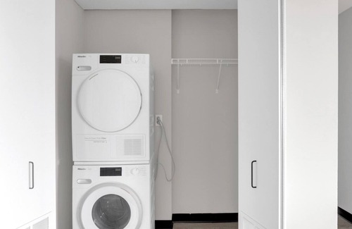 Illinois Medical District Apartment | Amazing Medical District 2BR w/ Gym & W/D, 1 block to L, by Blueground