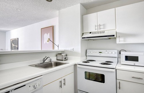 Streeterville Apartment | Amazing Streeterville 1BR w/Gym, Pool, walk to Navy Pier, by Blueground