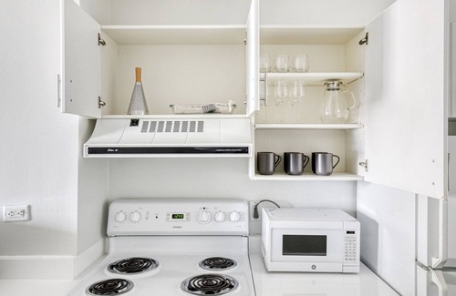 Streeterville Apartment | Amazing Streeterville 1BR w/Gym, Pool, walk to Navy Pier, by Blueground